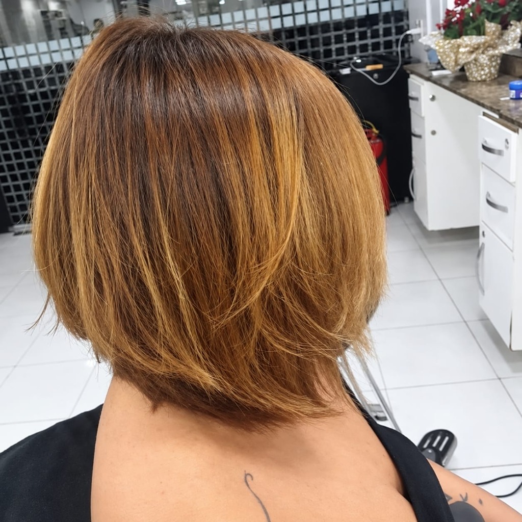 Cabelo curto em camadas visto de costas no salão Toque Classe