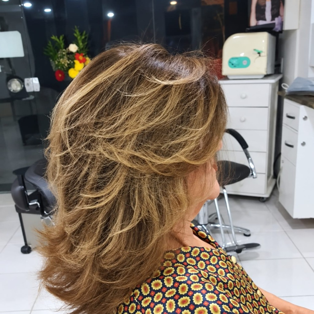Corte em camadas com mechas morena iluminada no Toque Classe