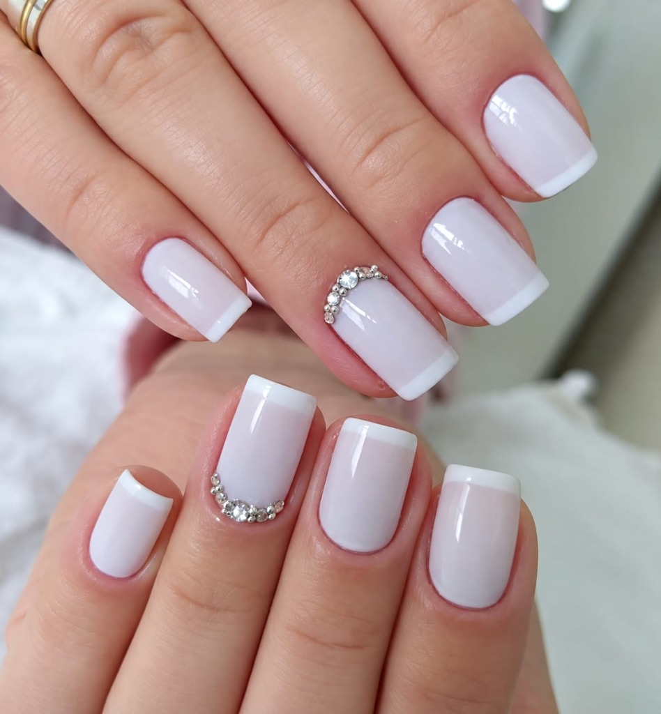 Unhas com francesinha clássica e detalhe delicado em glitter